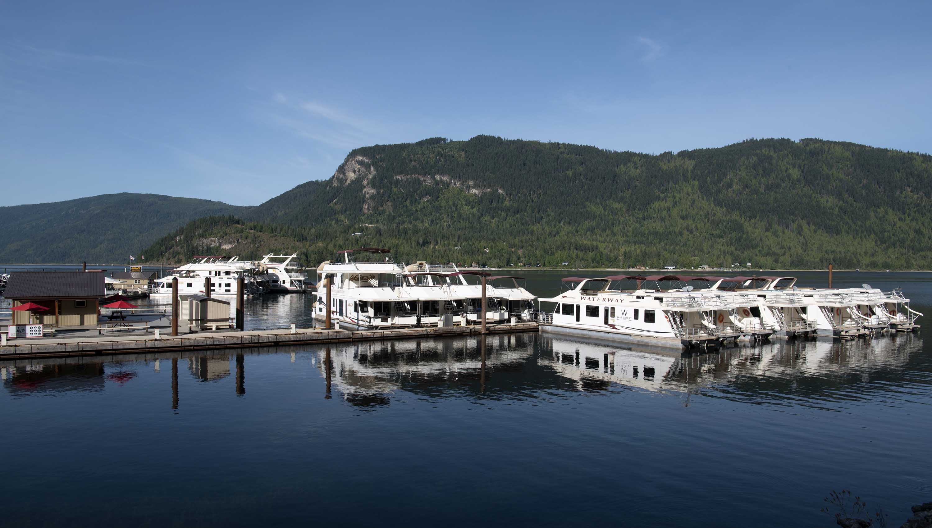 Sicamous Houseboats docks and parked houseboats.