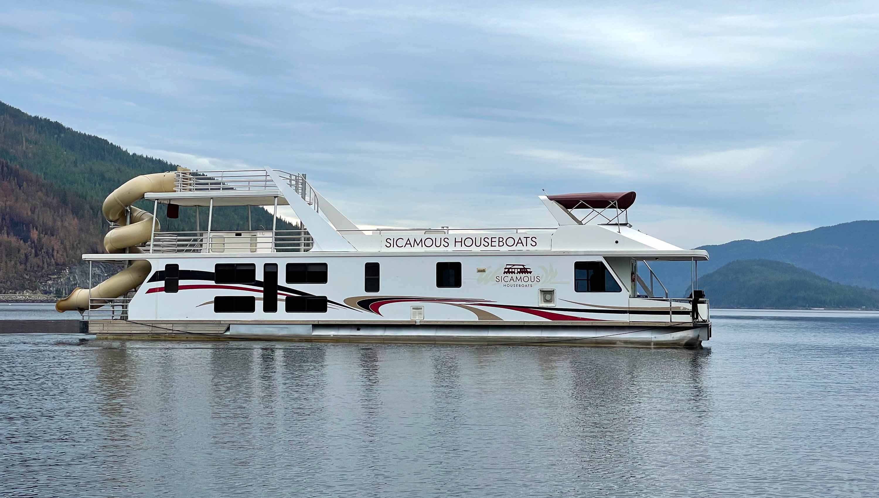 The Genesis 75 crusing the banks of the Schuswap lake in summer.
